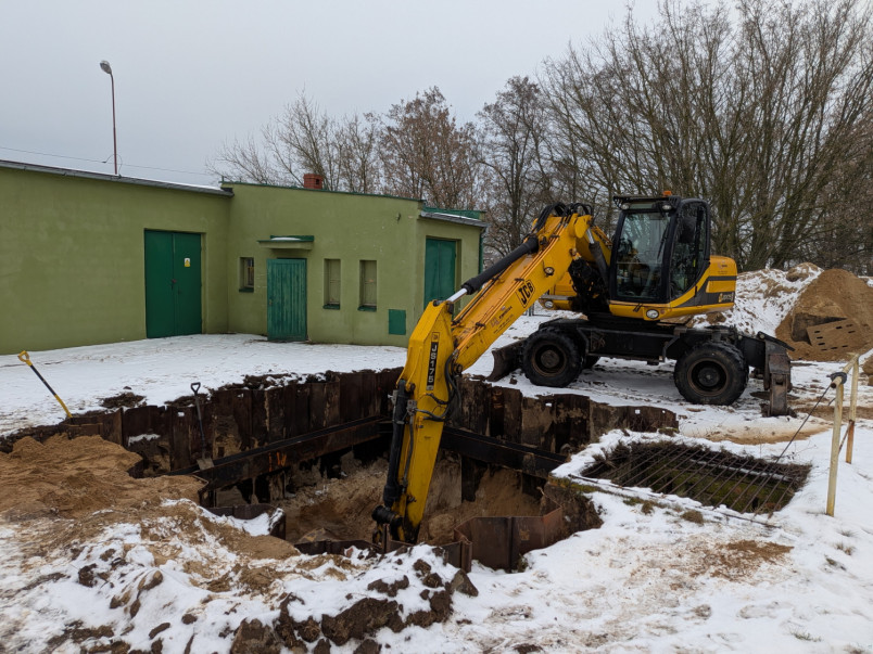 koparka kopiąca dół pod nowy zbiornik