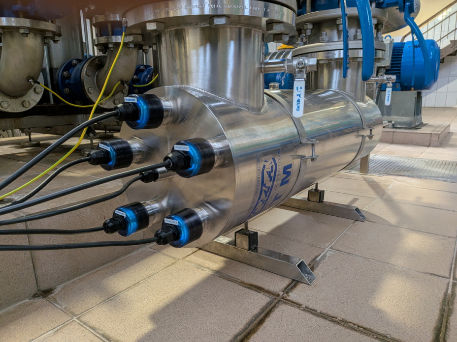 na foto nowa lampa uv na ujęciu wody