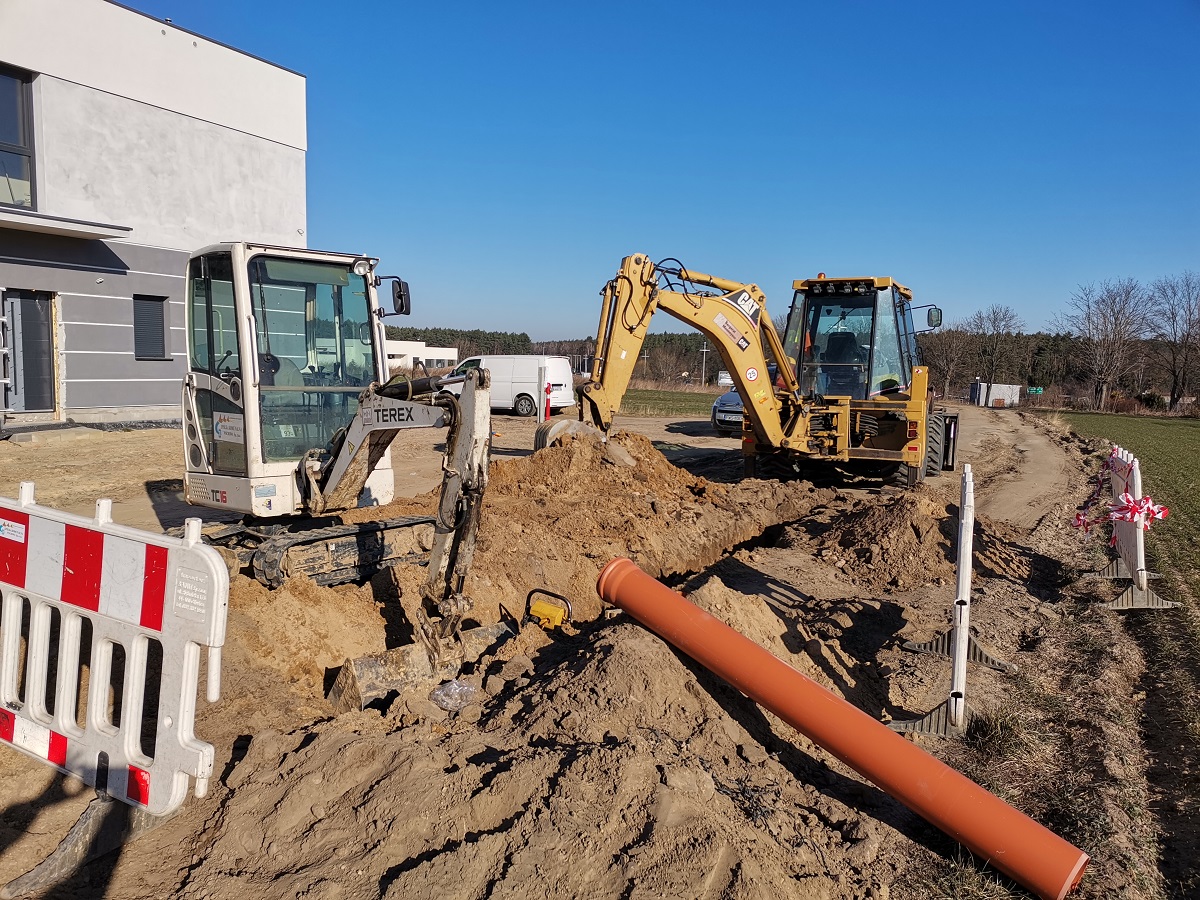 na foto wykop przy budowie sieci kanalizacyjnej