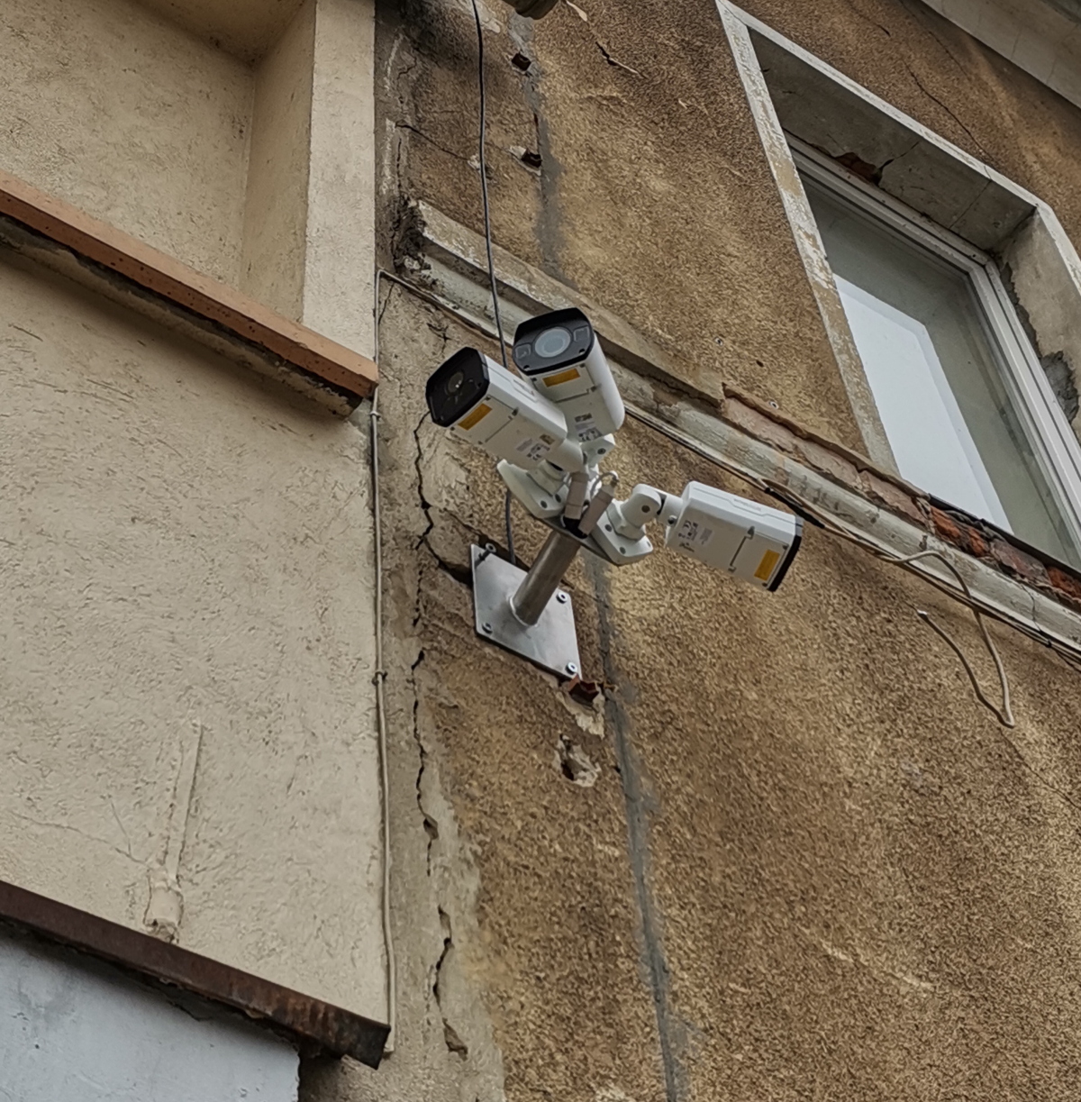 na zdjęciu trzy kamery mnoitoringu