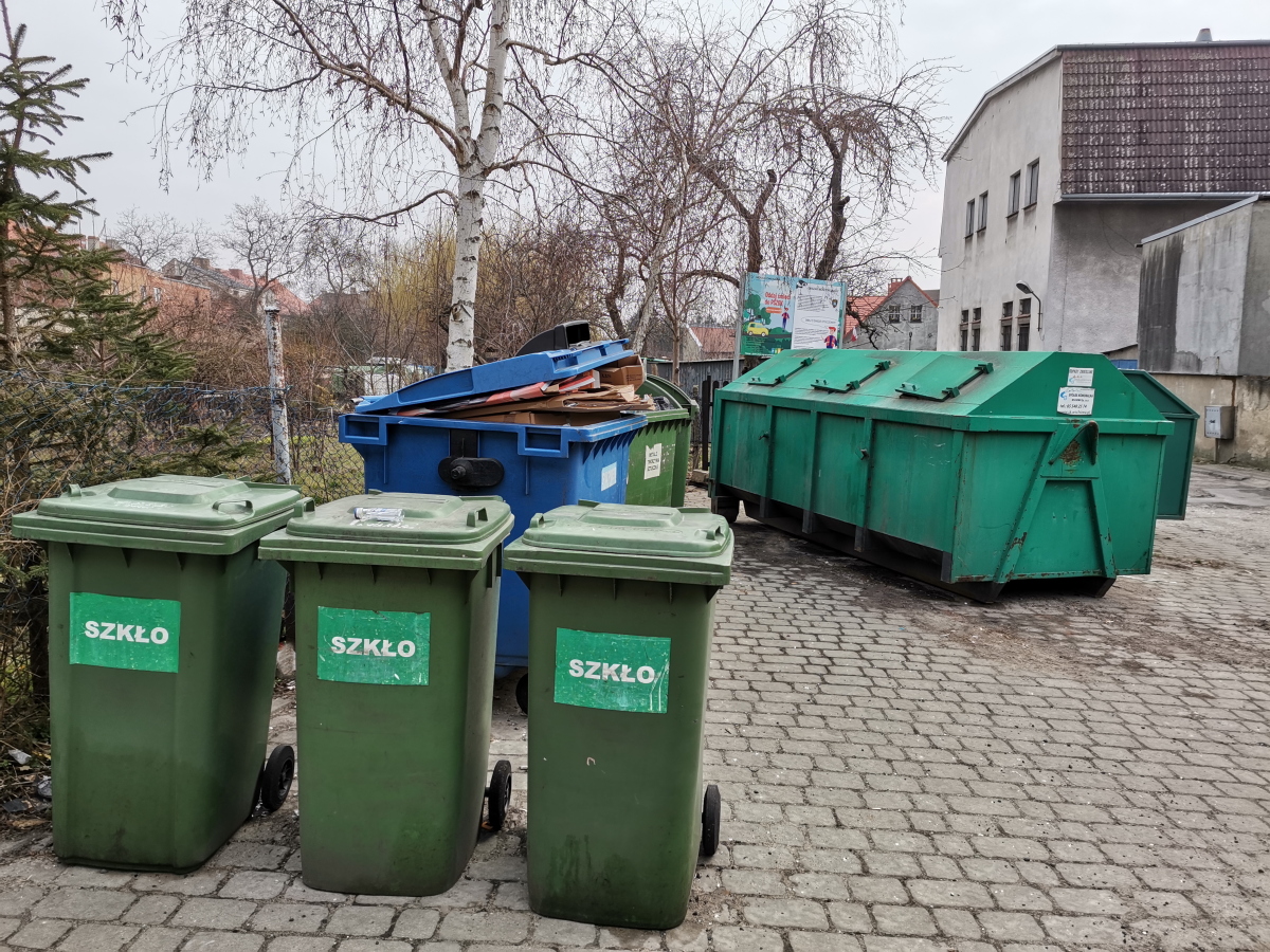 Na fotografii gniazdo gromadzenie odpadów komunalnych i pojemniki do segregacji śmieci