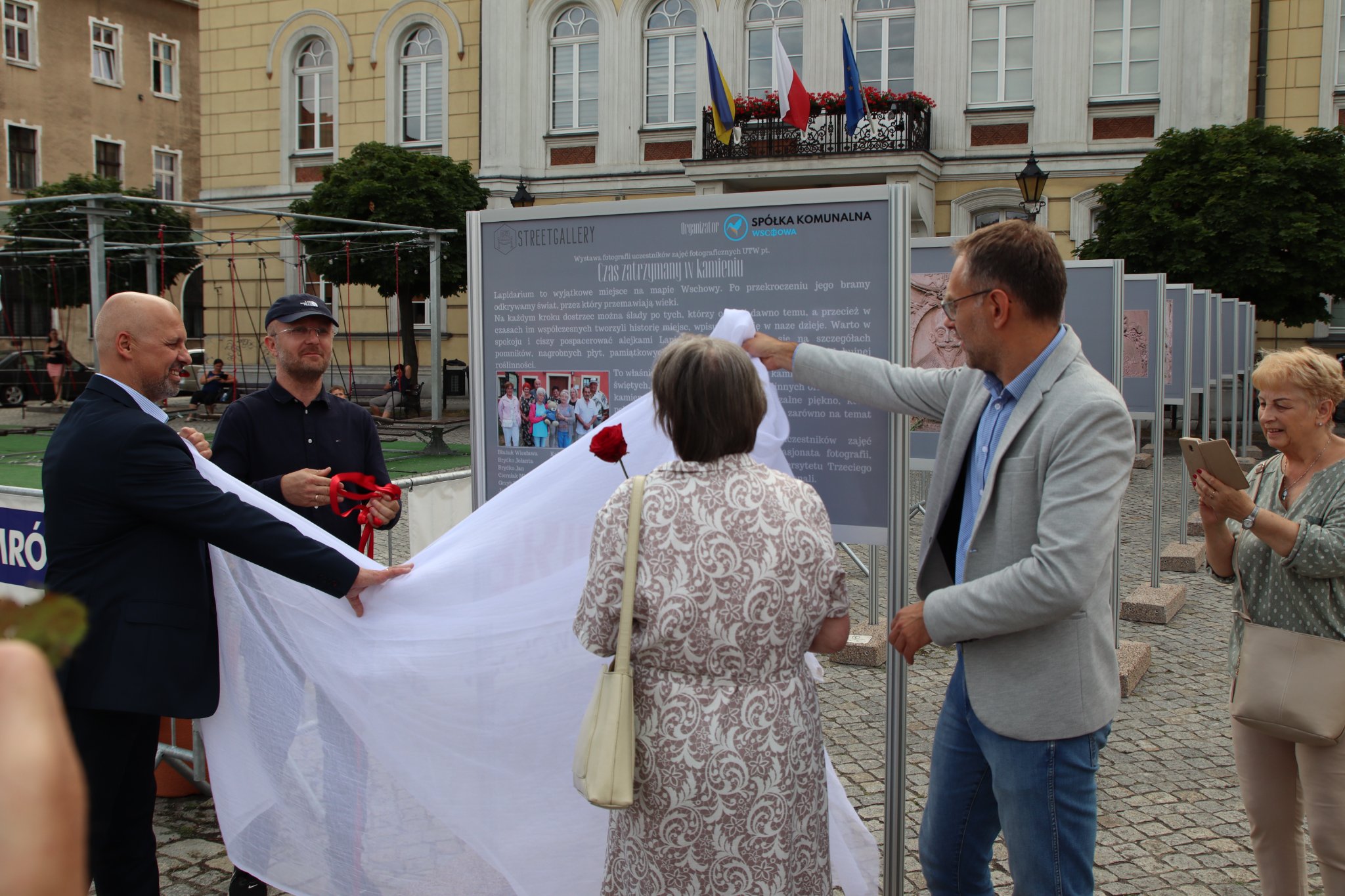 Symbolicznego odsłonięcia tablicy dokonali Pani Lucyna Omieczyńska - Przewodnicząca UTW, Konrad Antkowiak - Burmistrz Miasta i Gminy Wschowa oraz Krzysztof Kołodziejczyk - Prezes Zarządu Spółki.