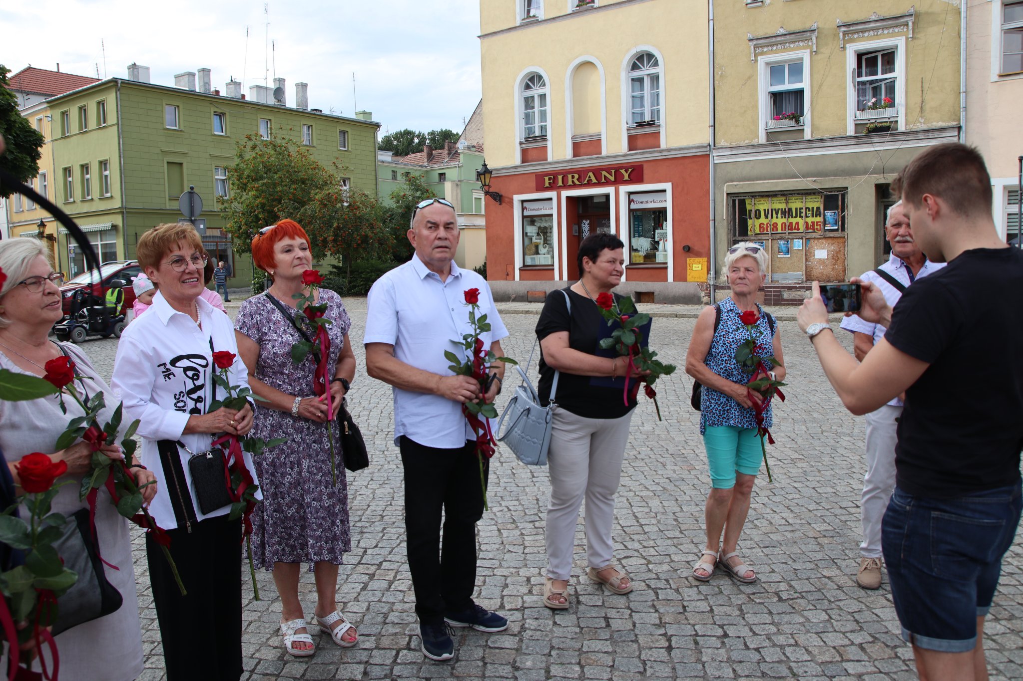 autorzy zdjęć przy  ulicznej galerii