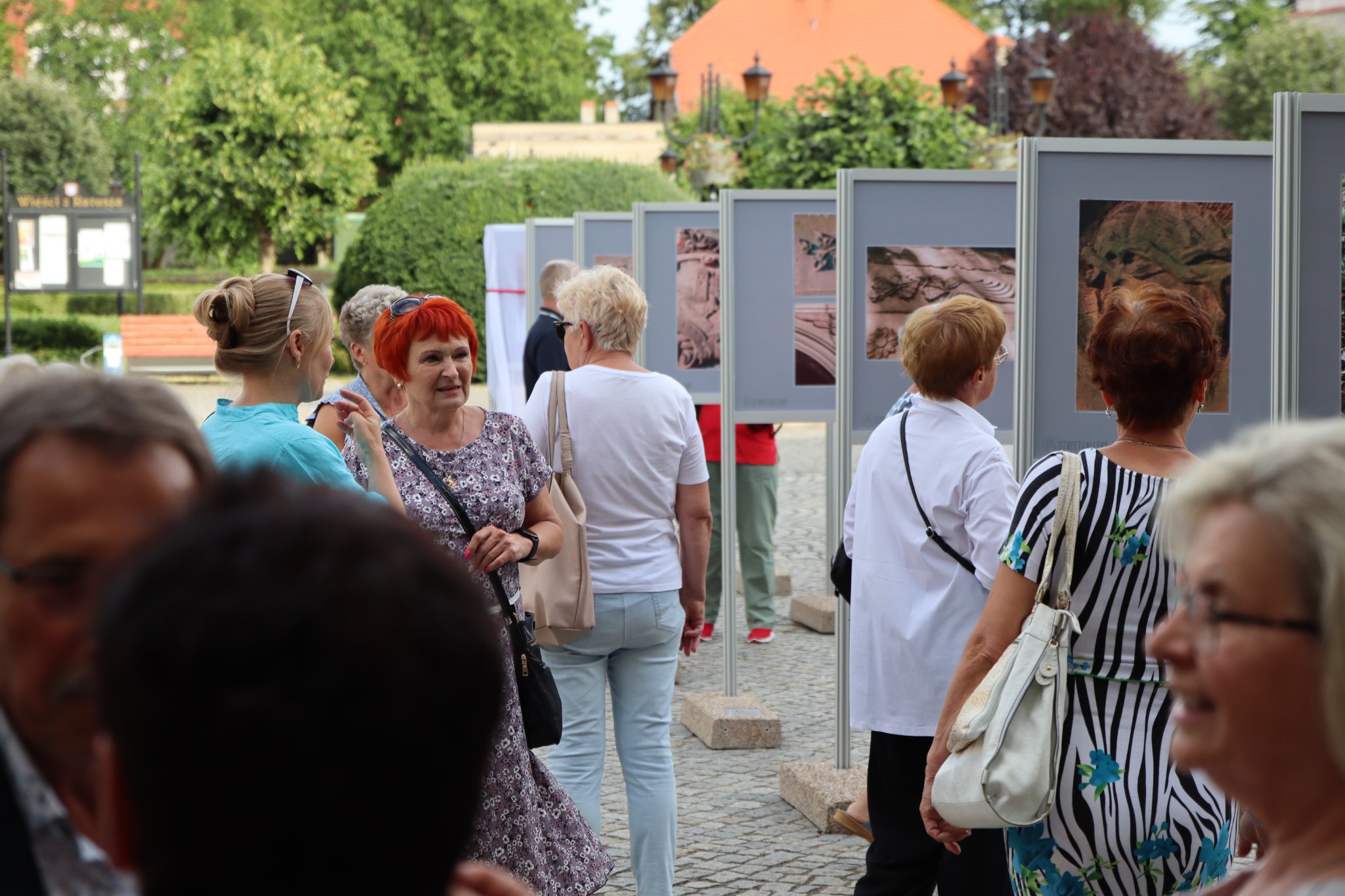 uliczna galeria i uczestnicy otwarcia