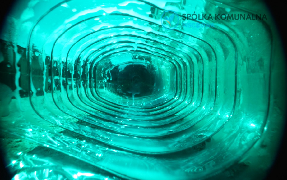 wnętrze zielonej plastikowej butelki