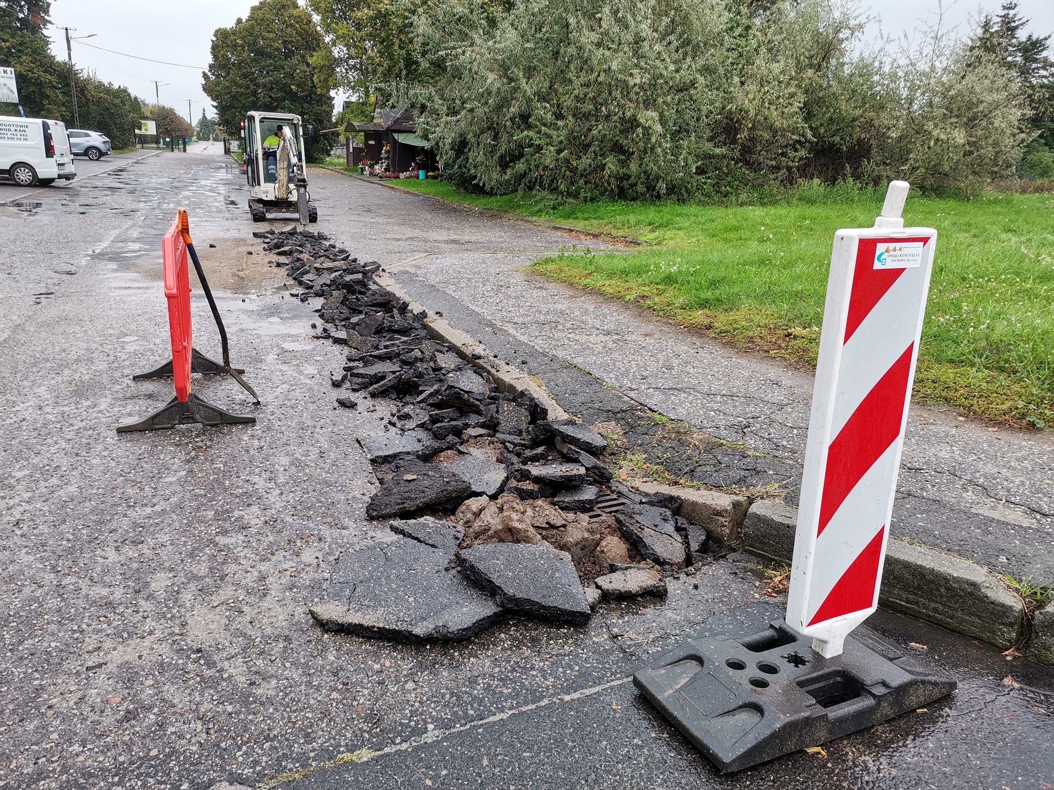 na fotografii parking przy cmentarzu we Wschowie. Rozpoczęcie wykopów