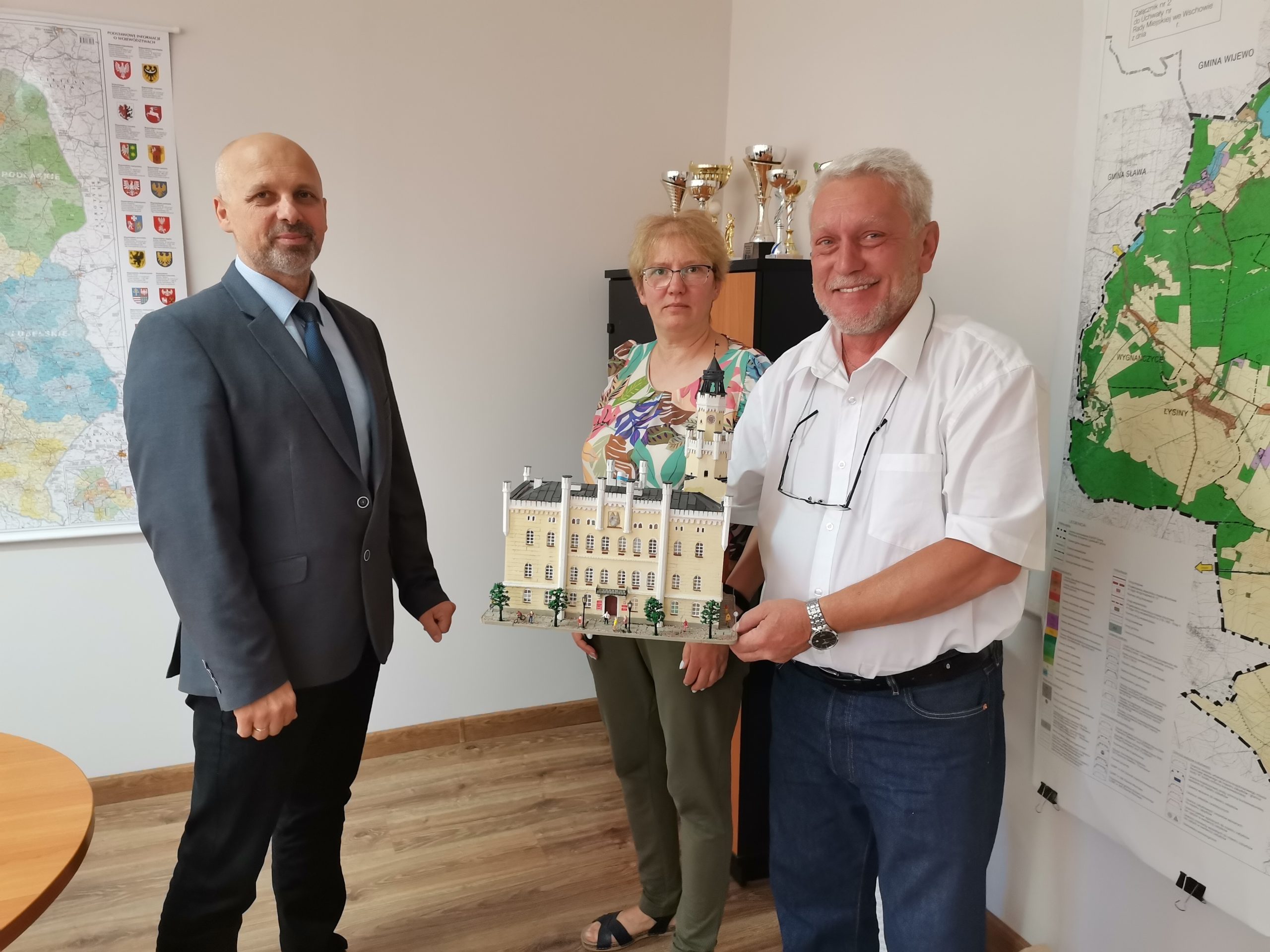 na zdjęciu Pan Krzysztof Kołodziejczy - Prezes Zarządu Spółki, odbiera z rak Pana Krzysztofa Milanowskiego i pani Ady Knieć makietę wschowskiego ratusza