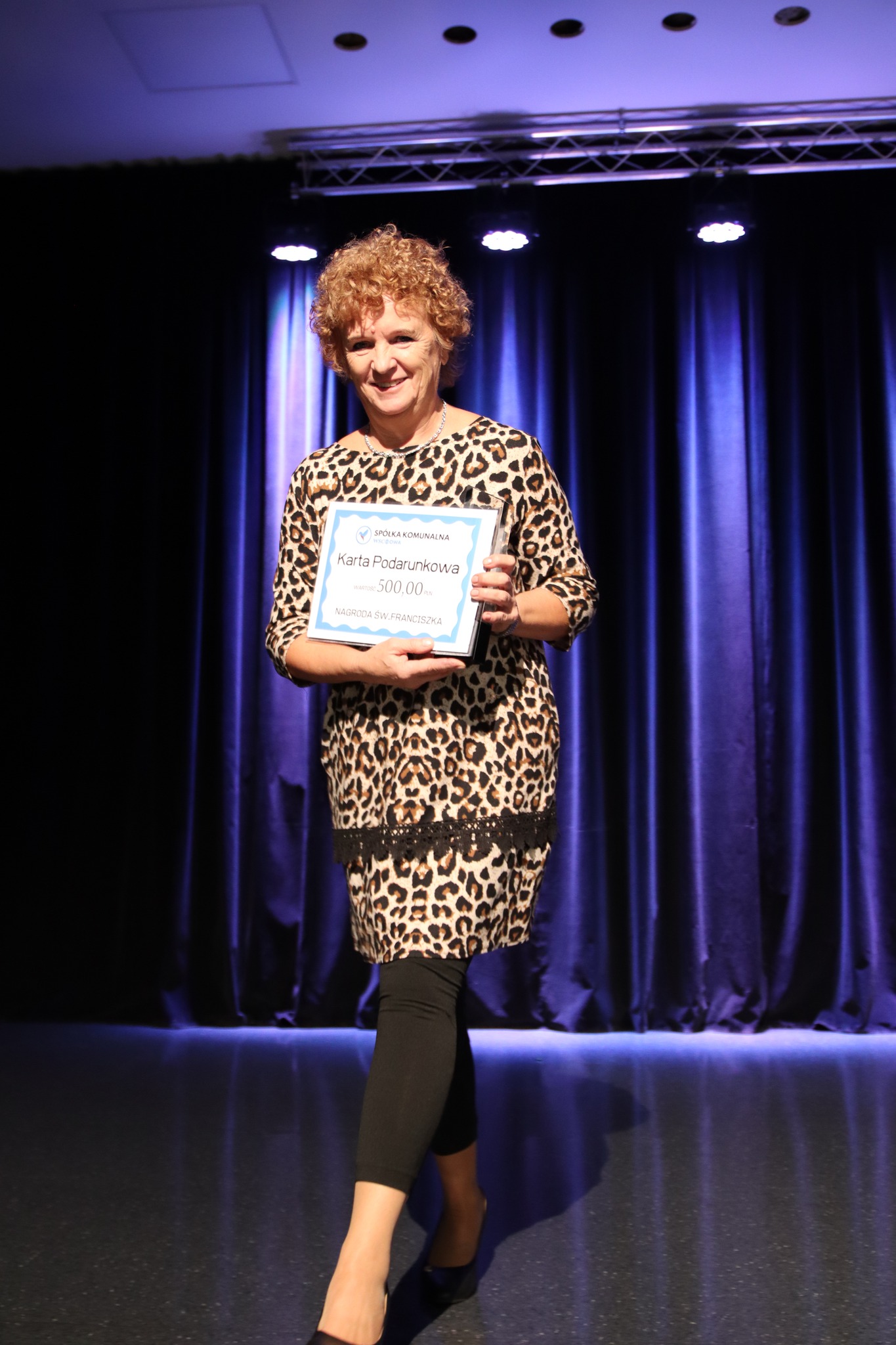 na zdjęciu Pani Renata Chilarska z statuetka nagrody 