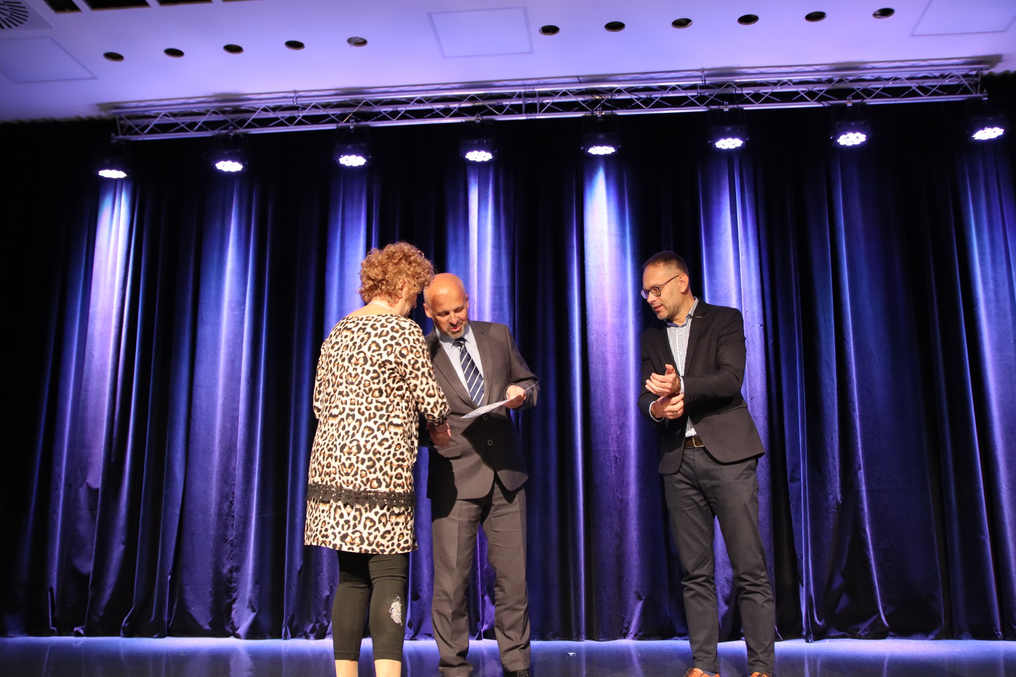 na zdjęciu Burmistrz Miasta i Gminy Wschowa wraz z Prezesem Spółki Panem Krzysztofem Kołodziejczykiem wreczają nagrodę