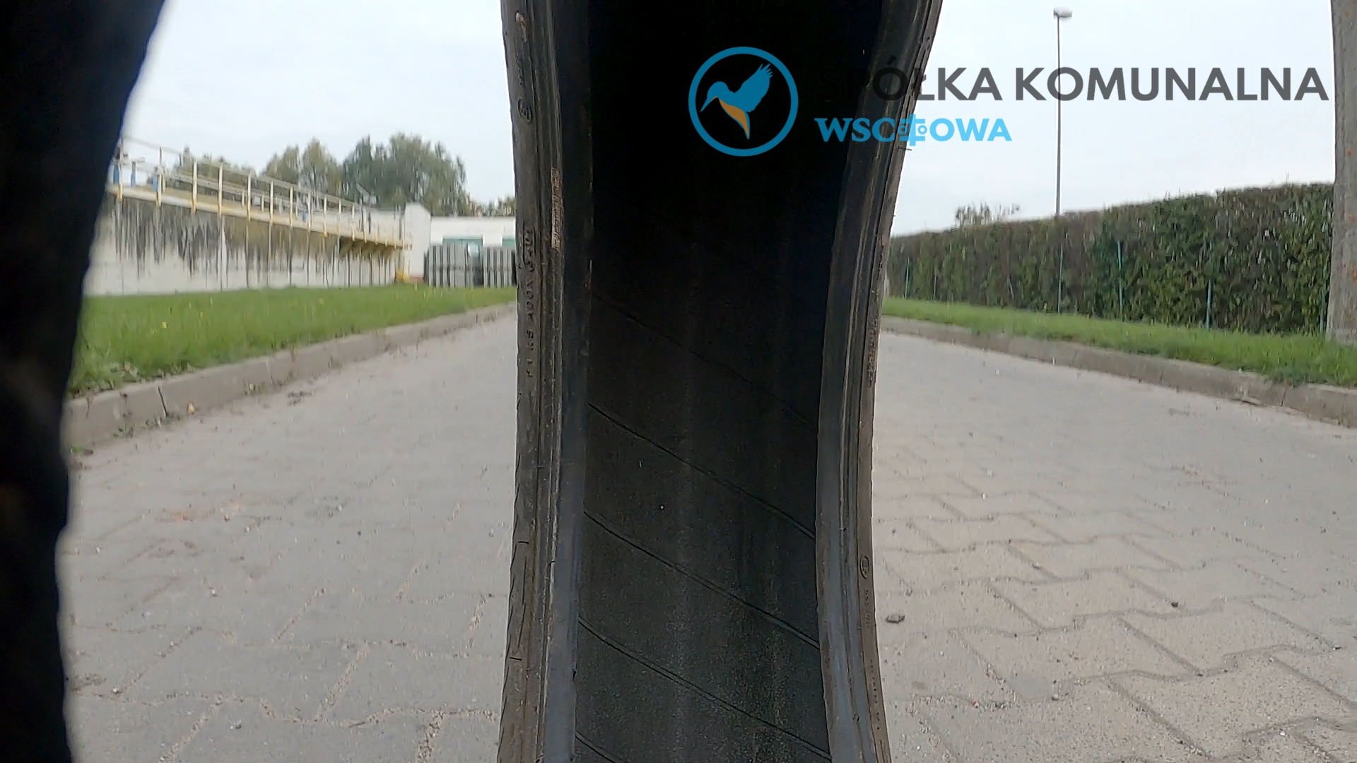 na zdjeciu kamera umieszczona w oponie