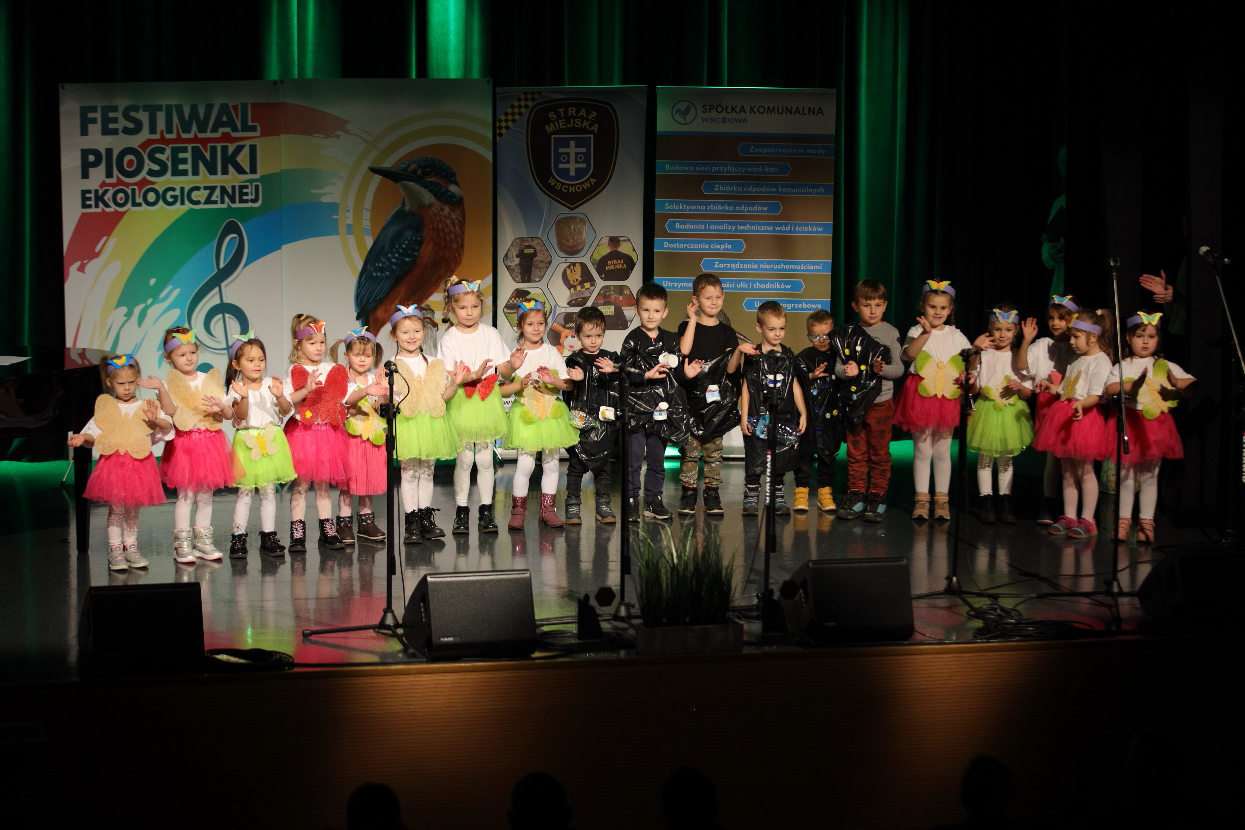na foto wstep przedszkolaków na scenie