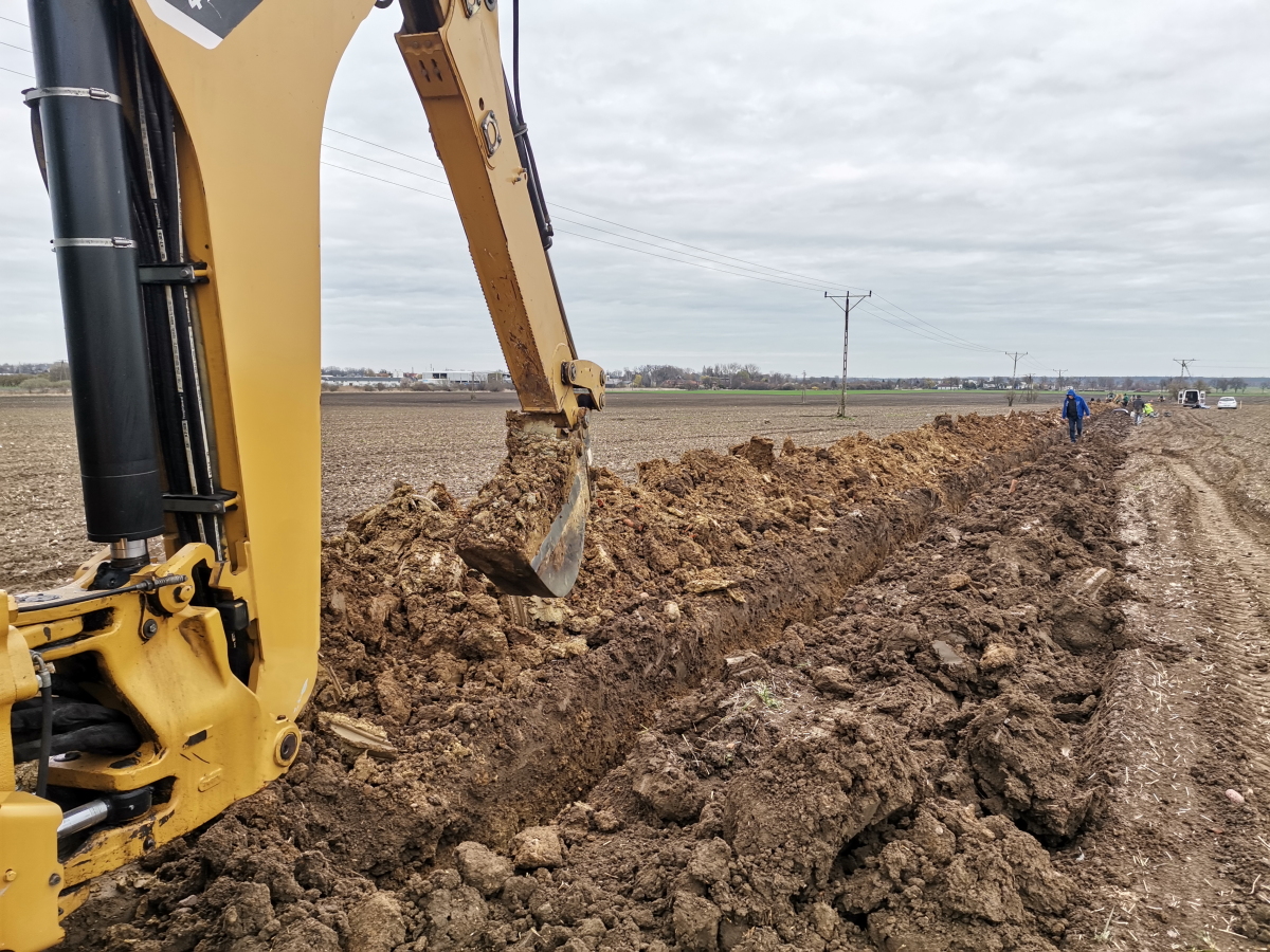 na foto koparka wykonujaca prace budowlane.