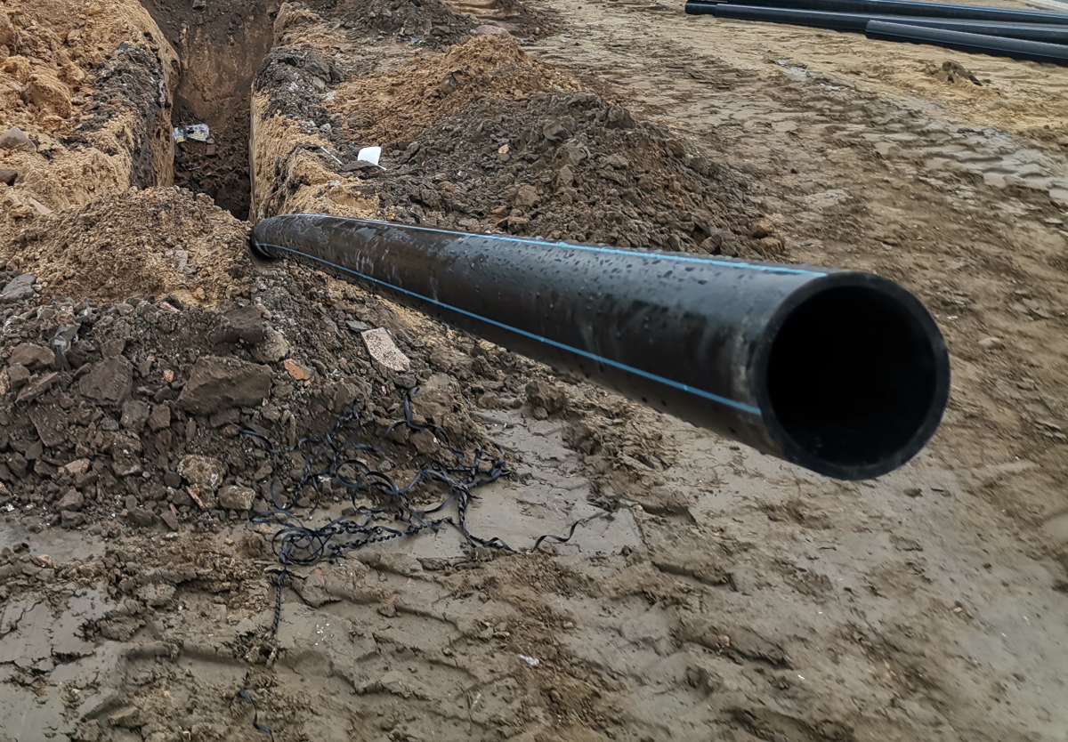 na zdjeciu wykop wraz z rurociągiem