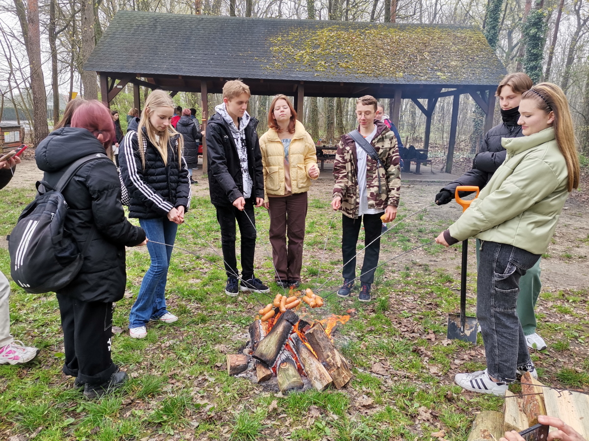 ognisko z smażeniem kiełbasek