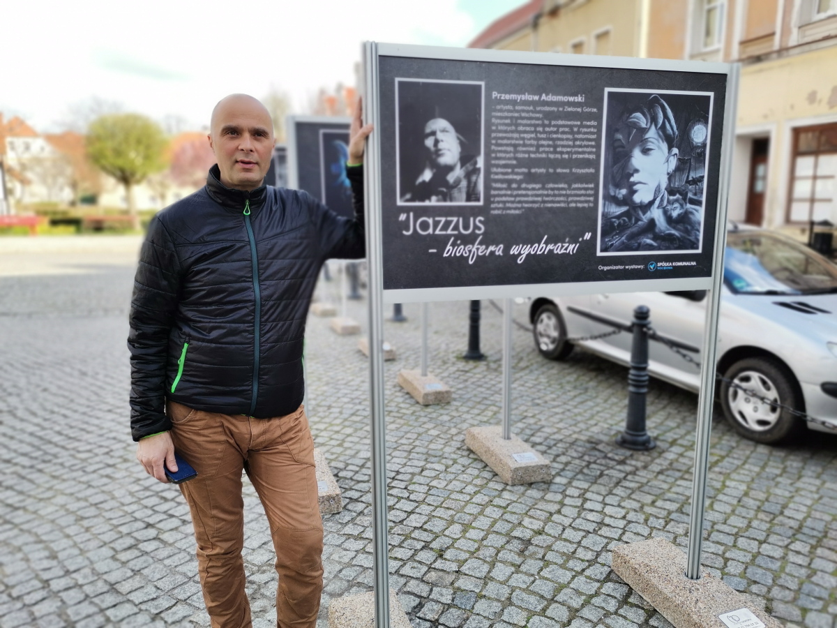 na zdjęciu autor wystawy Przemysław Adamowski
