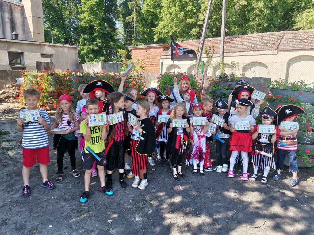 na zdjęciu przdszkolaki przebrane za piratów