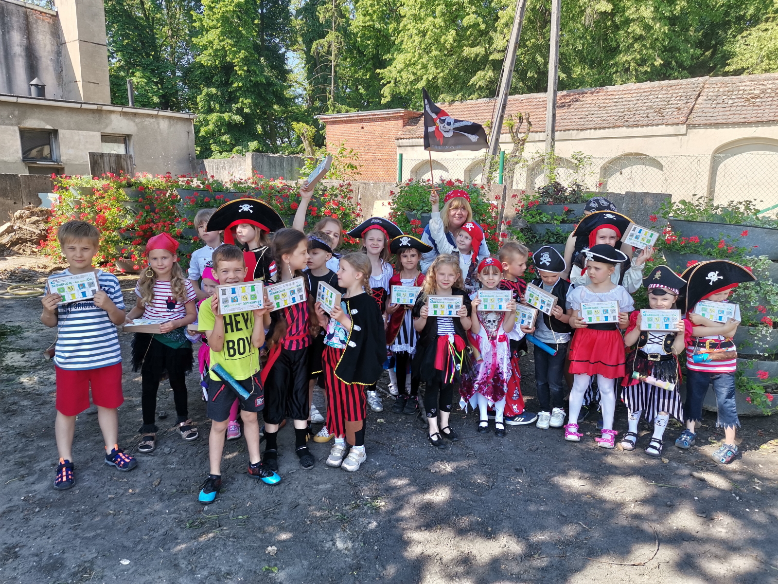 na zdjęciu przdszkolaki przebrane za piratów