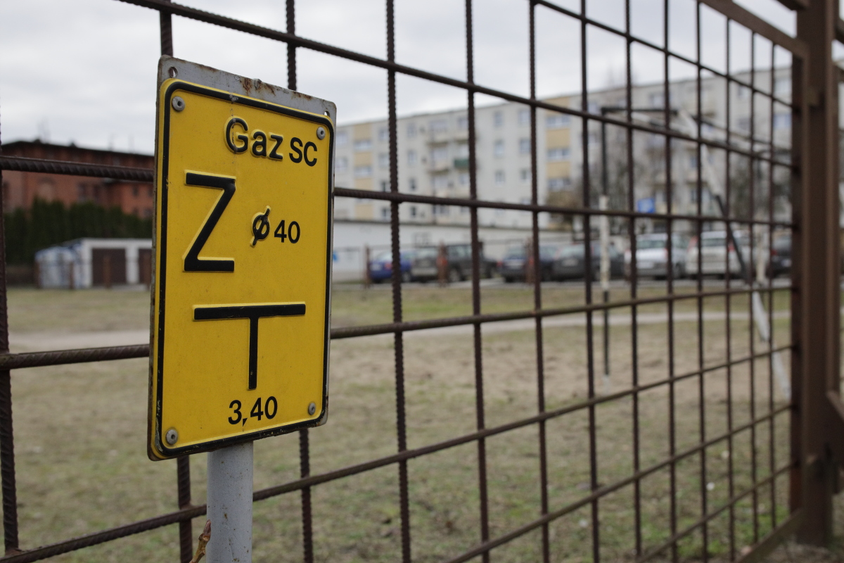 na zdjęciu tabliczka informacyjna "gaz"