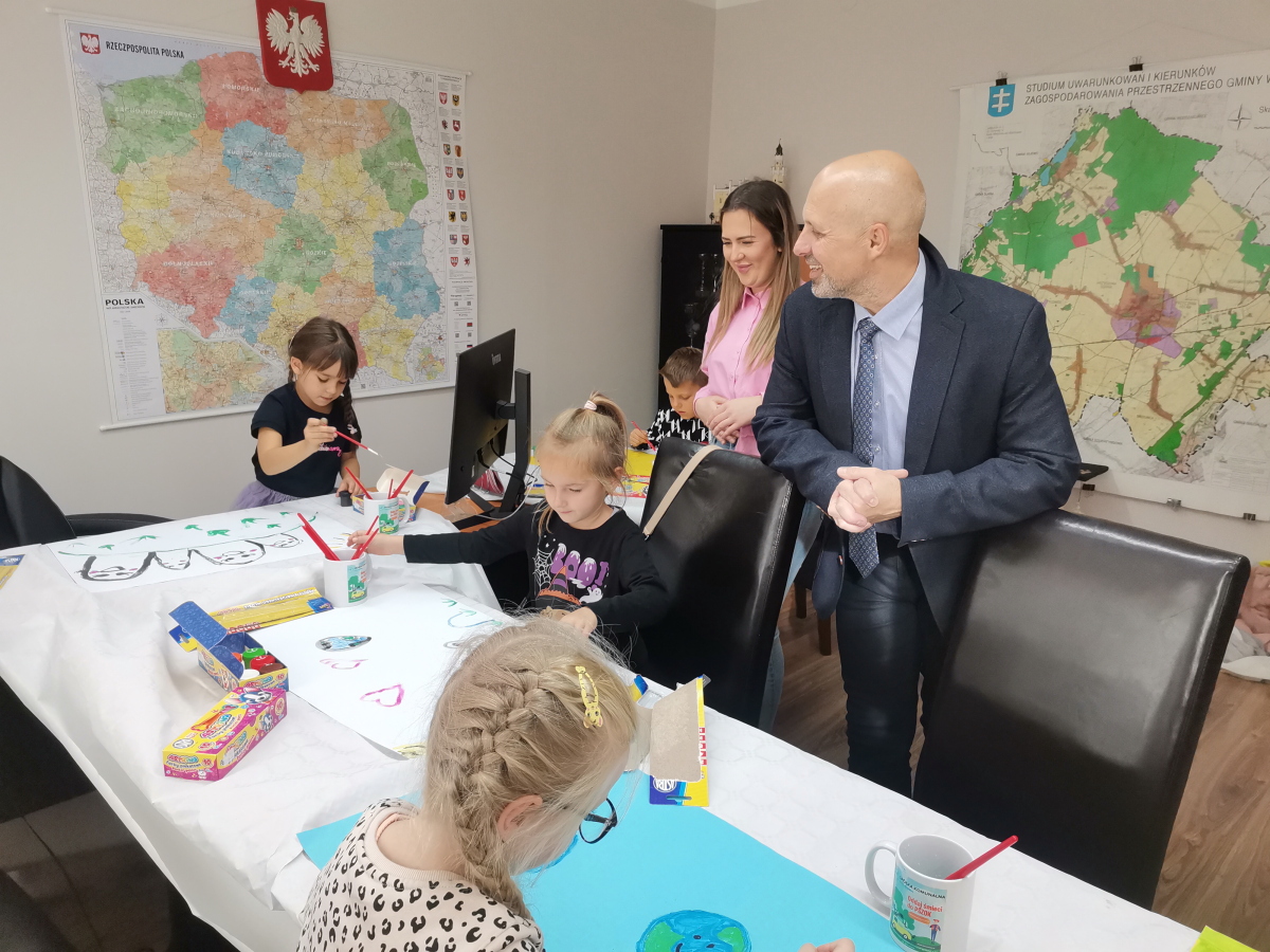 na zdjęciu dzieci malujące plakaty