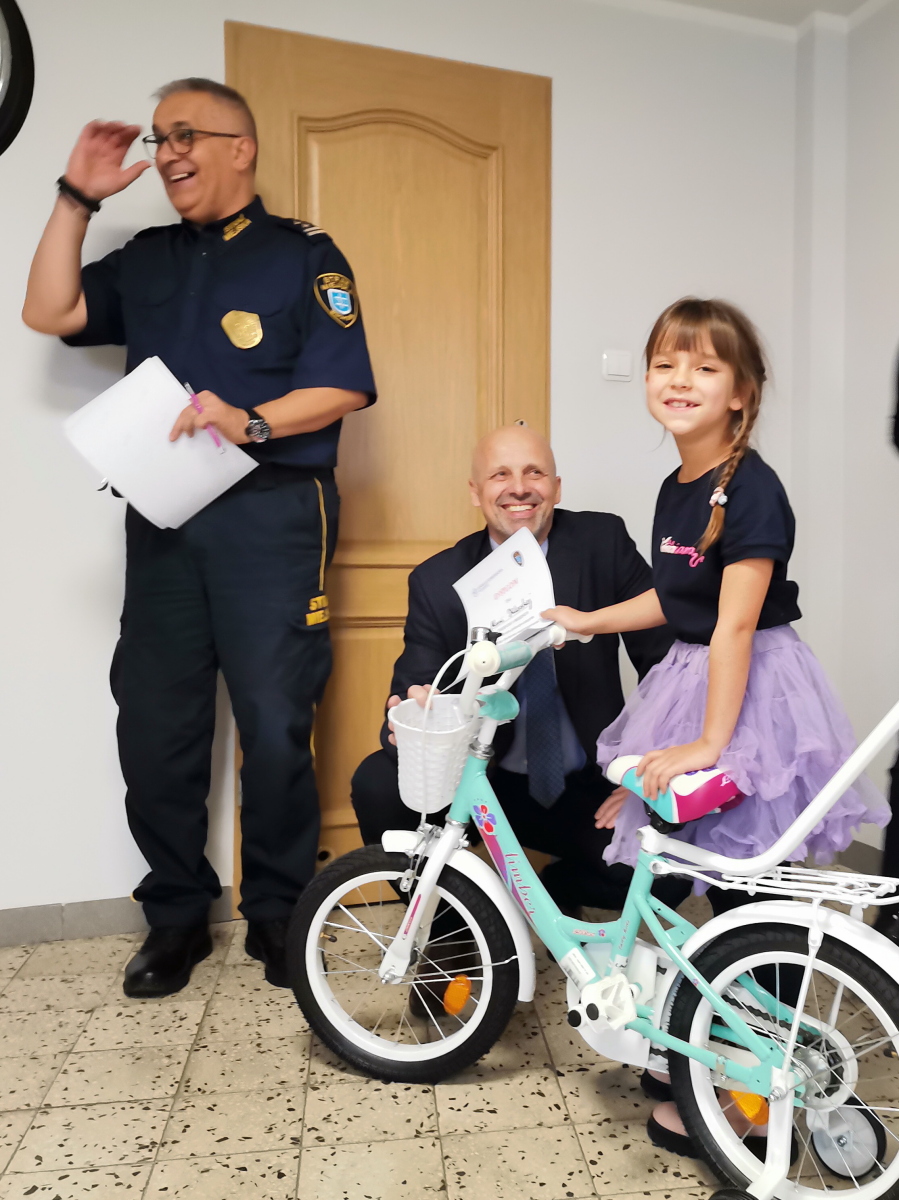 na zdjęciu uczestnik który odbiera główna nagrodę