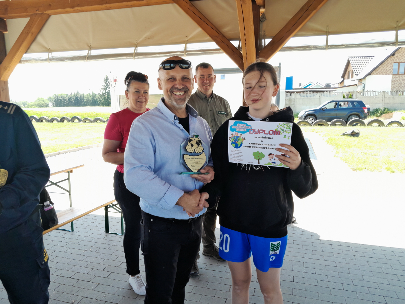 prezes zarządu wrecza statuetkę