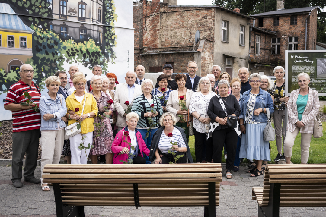 na zdjąciu uczestnicy otwarcia wystawy