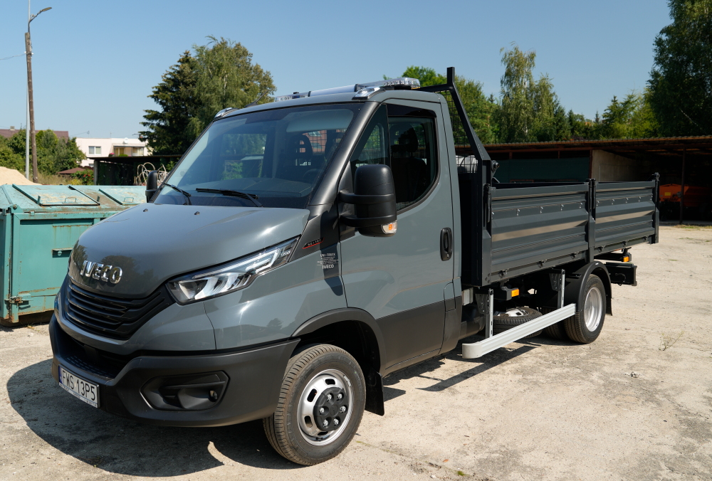 samochód dostawczy typu wywrotka 