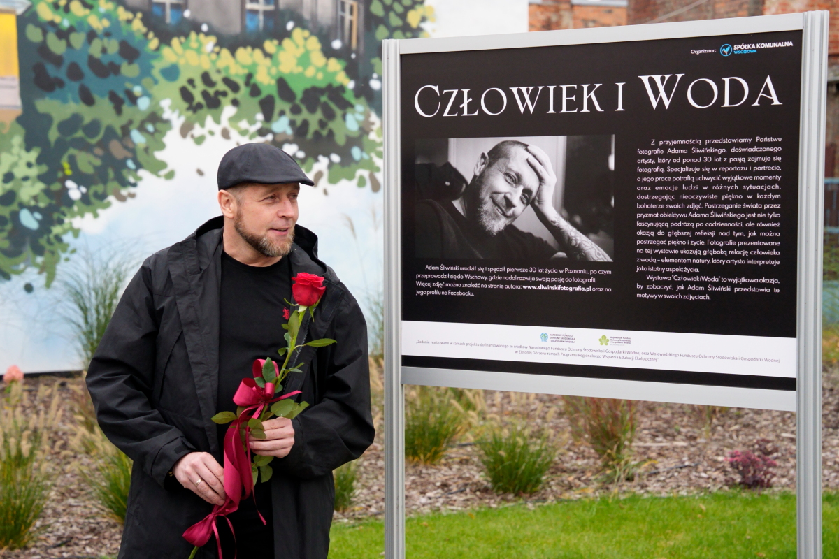 na zdjęciu autor wystawy Adam Sliwiński