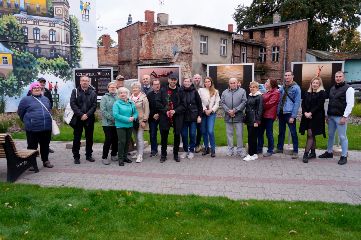 na zdjęciu mieszkańcy wschowy zgromadzeni przy ekspozycji w dniu otwarcia wystawy