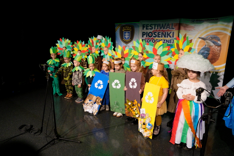 na foto występ dzieci z przedszkola