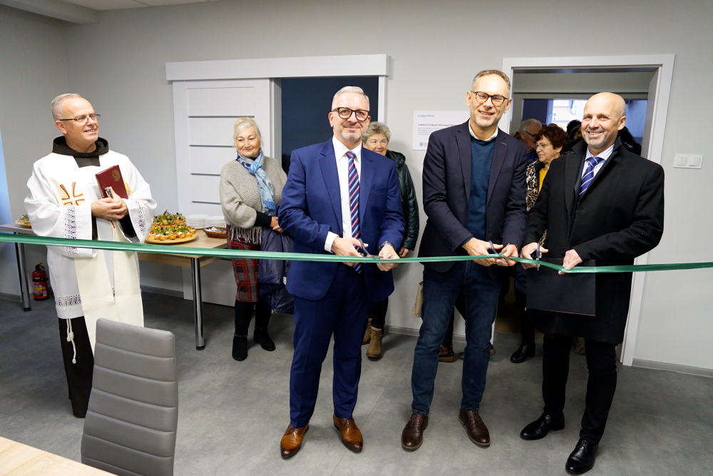 na zdjęciu moment przeciecia symbolicxznej wstęgi