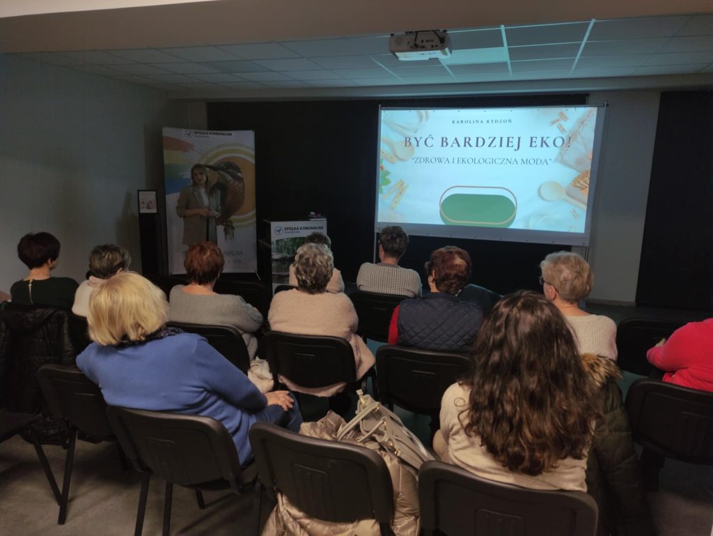 uczestnicy warsztatów i prowadząca Karolina