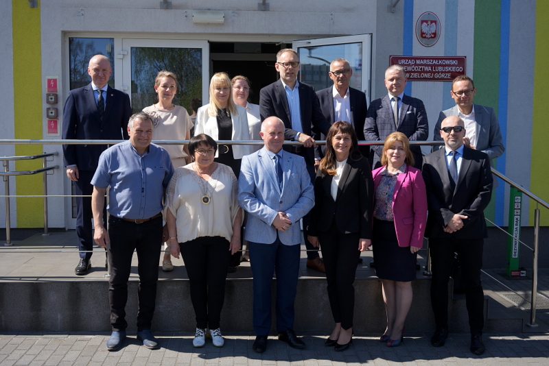 zdjęcie grupowe w siedzibie marszałka sejmiku przedstawicieli grantobiorców