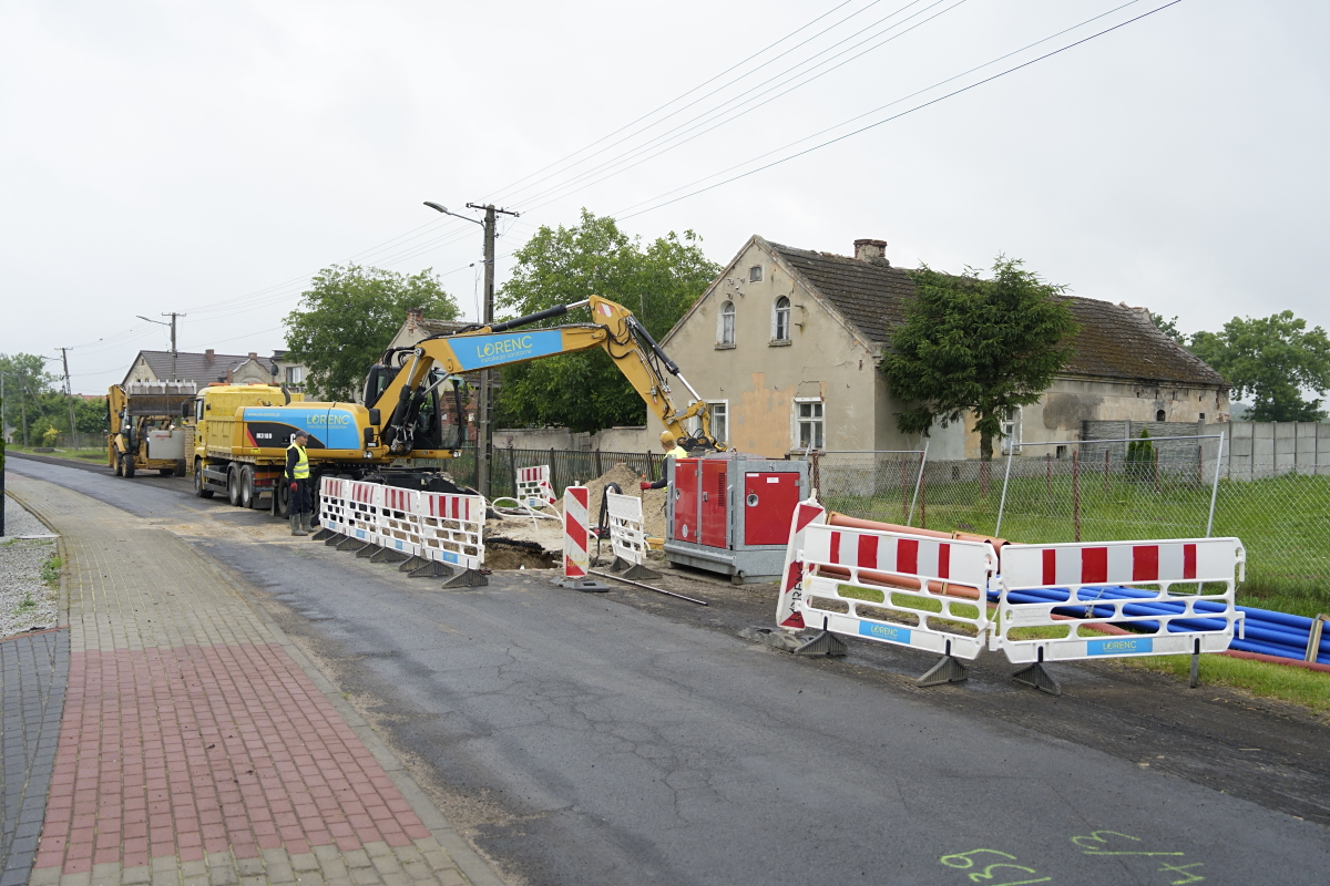budowa kanalizacji w kandlewie, wykopy ze sprzetem