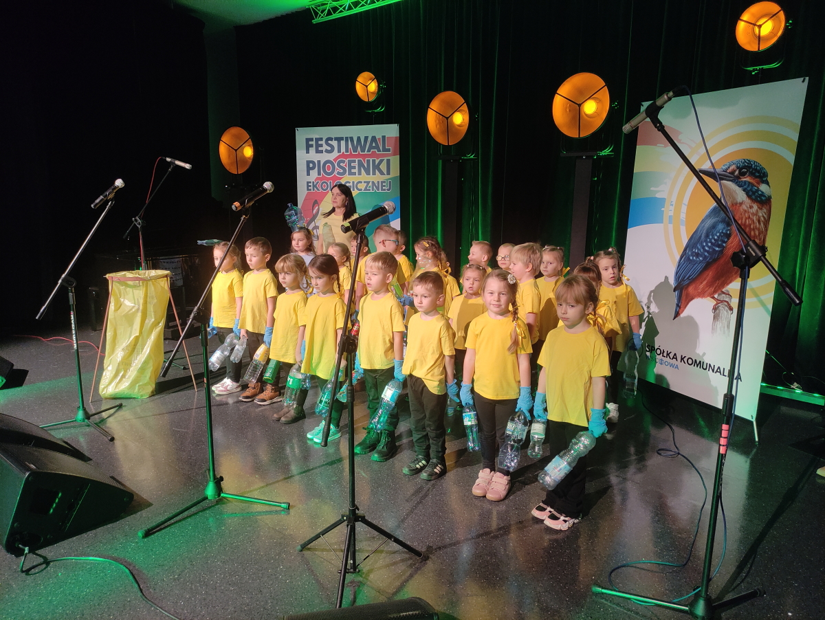 na zdjęciu wystep dzieci z przedszkola