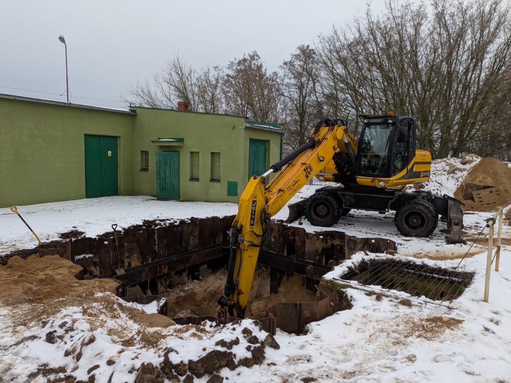 koparka kopiąca dół pod nowy zbiornik